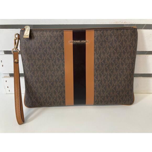 MICHAEL KORS LARGE BROWN, TAN SIGNATURE PRINT WRISTLET - Picture 2 of 11